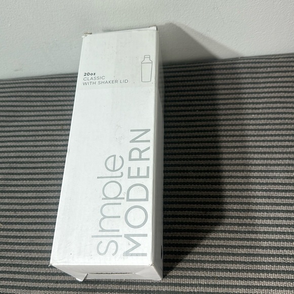 Simple Modern Cocktail Shaker for Bar with Jigger Lid - Picture 2 of 3